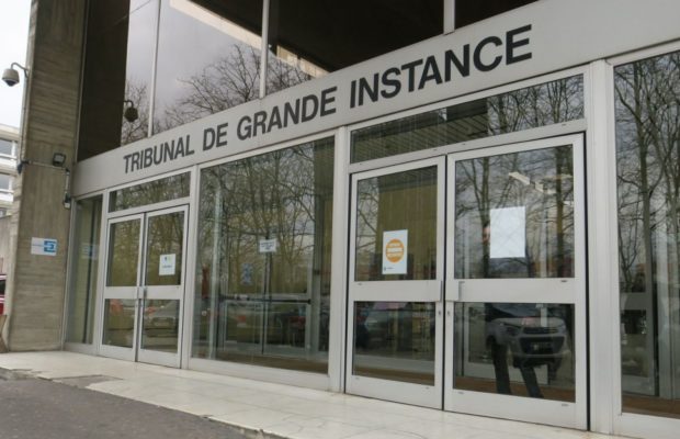 France: Un sénégalais se met nu devant son avocate et montre ses… France: Un sénégalais se met nu devant son avocate et montre ses…