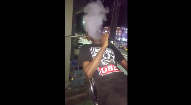 VIDÉO: Le maitre chanteur, dénigreur, Akhma Mbacké Ibn Serigne Mourtalla dans ses délires. VIDÉO: Le maitre chanteur, dénigreur, Akhma Mbacké Ibn Serigne Mourtalla dans ses délires.