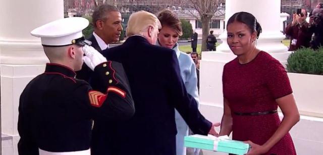 On sait enfin pourquoi Michelle Obama a fait une tête bizarre en recevant le cadeau de Melania Trump