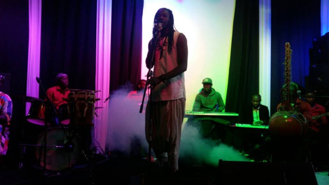 Carlou D sur scène pour présenter Lion D Carlou D sur scène pour présenter Lion D