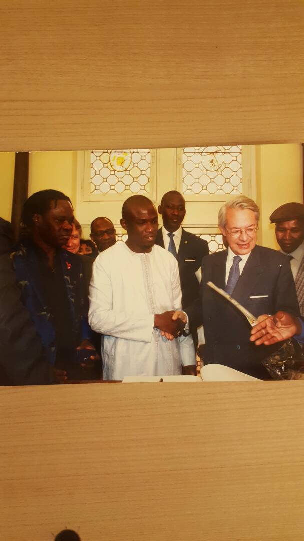 Le président de l'ADESMATS (Association des maitre tailleurs du Senegal) Moustapha Fall Bara Couture décore Baba Maal et le Maire de Compégne. Le président de l'ADESMATS (Association des maitre tailleurs du Senegal) Moustapha Fall Bara Couture décore Baba Maal et le Maire de Compégne.