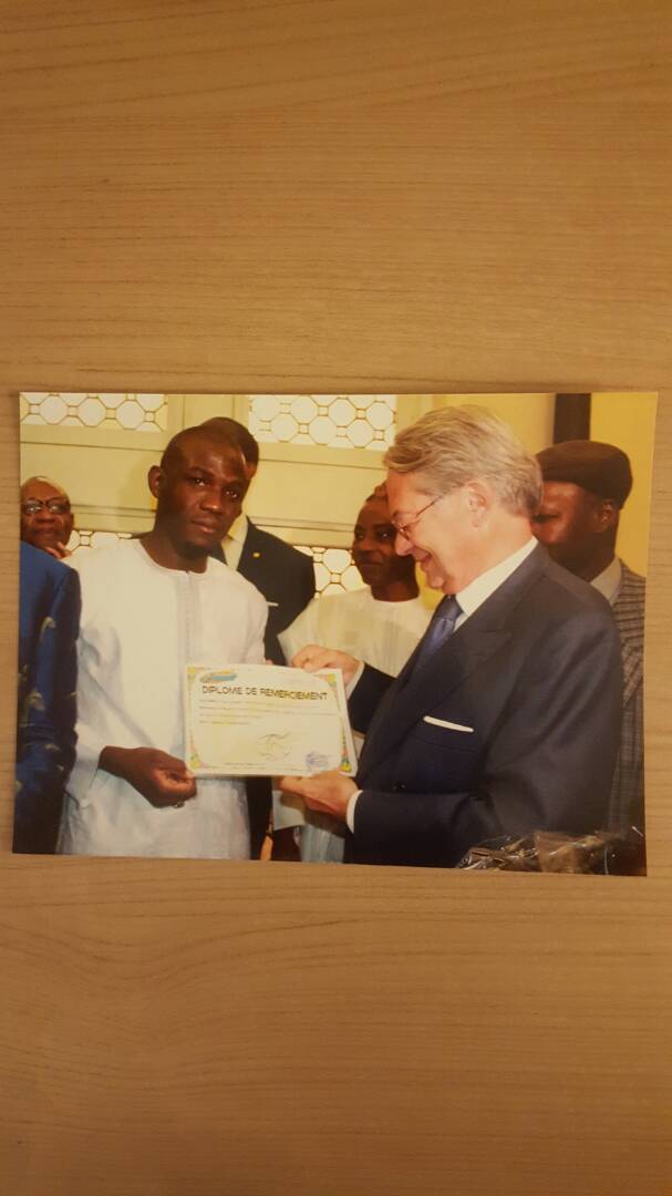 Le président de l'ADESMATS (Association des maitre tailleurs du Senegal) Moustapha Fall Bara Couture décore Baba Maal et le Maire de Compégne. Le président de l'ADESMATS (Association des maitre tailleurs du Senegal) Moustapha Fall Bara Couture décore Baba Maal et le Maire de Compégne.