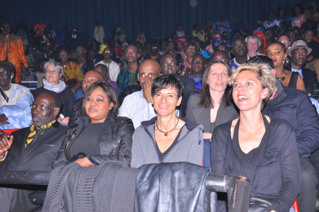 Le roi du "YELA", Baba Maal met le paquet et draine du monde au Zenith de Paris. Le roi du "YELA", Baba Maal met le paquet et draine du monde au Zenith de Paris.