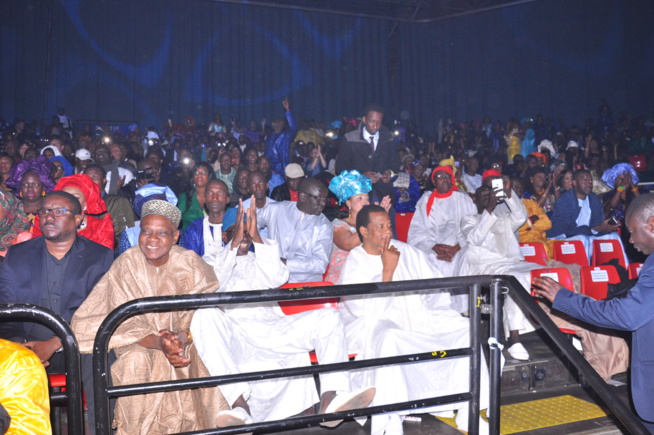 Le roi du "YELA", Baba Maal met le paquet et draine du monde au Zenith de Paris. Le roi du "YELA", Baba Maal met le paquet et draine du monde au Zenith de Paris.