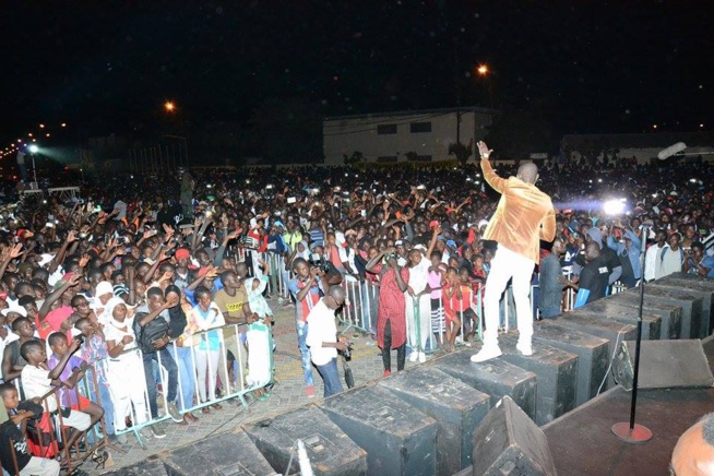 Concert GREENPEACE contre la pêche illégale: Pape Diouf met le feu à la place de l'obélisque. Concert GREENPEACE contre la pêche illégale: Pape Diouf met le feu à la place de l'obélisque.