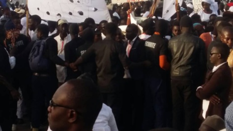 Bambilor: La vérité sur la blessure du garde du corps du ministre Oumar Guèye Bambilor: La vérité sur la blessure du garde du corps du ministre Oumar Guèye