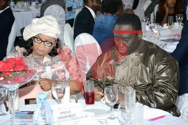 Aliou Sall bien accompagné au gala de la Convention des jeunes reporters Aliou Sall bien accompagné au gala de la Convention des jeunes reporters