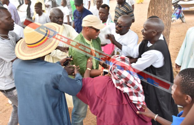 IMAGES EXCLUSIVES : Barthélémy Dias se bat avec des… IMAGES EXCLUSIVES : Barthélémy Dias se bat avec des…