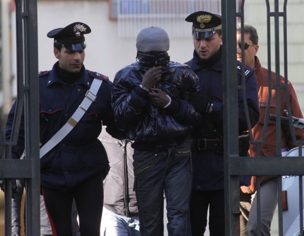 Italie : Recherché depuis 2 ans dans toute l’Europe, un « modou modou » tombe pour recel d’immigration clandestine à Bergame Italie : Recherché depuis 2 ans dans toute l’Europe, un « modou modou » tombe pour recel d’immigration clandestine à Bergame