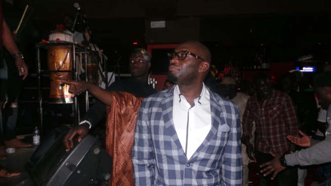 Le show de Pape Diouf et la génération consciente à Genova avant le 20 Mai au Dock Eiffel de Paris. En images. Le show de Pape Diouf et la génération consciente à Genova avant le 20 Mai au Dock Eiffel de Paris. En images.