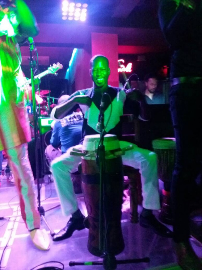 Le show de Pape Diouf et la génération consciente à Genova avant le 20 Mai au Dock Eiffel de Paris. En images. Le show de Pape Diouf et la génération consciente à Genova avant le 20 Mai au Dock Eiffel de Paris. En images.