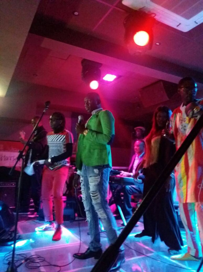 Le show de Pape Diouf et la génération consciente à Genova avant le 20 Mai au Dock Eiffel de Paris. En images.