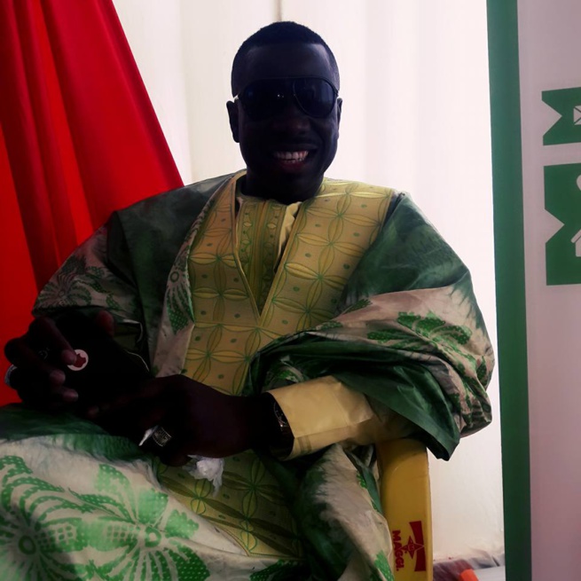 Djiby Dramé très élégant dans son boubou Thioup affiche un large sourire