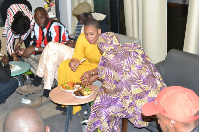 TANGE SHOW À PARIS: L'artiste comédien, Moussa Seck de la troupe "DIAKHEN" de Thies retrace son parcour durant 13 ans en Europe. REGARDEZ TANGE SHOW À PARIS: L'artiste comédien, Moussa Seck de la troupe "DIAKHEN" de Thies retrace son parcour durant 13 ans en Europe. REGARDEZ