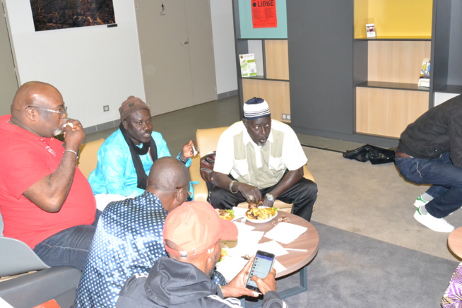 TANGE SHOW À PARIS: L'artiste comédien, Moussa Seck de la troupe "DIAKHEN" de Thies retrace son parcour durant 13 ans en Europe. REGARDEZ TANGE SHOW À PARIS: L'artiste comédien, Moussa Seck de la troupe "DIAKHEN" de Thies retrace son parcour durant 13 ans en Europe. REGARDEZ
