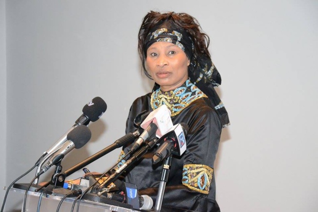 Aissata Tall Sall face à la presse en prélude de son nouveau mouvement Oser l'avenir. Aissata Tall Sall face à la presse en prélude de son nouveau mouvement Oser l'avenir.