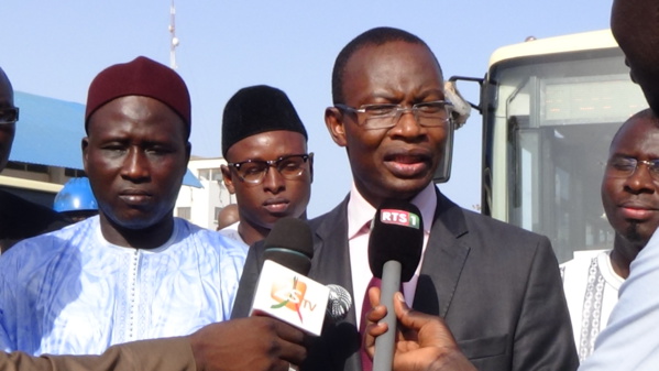Dakar Dem Dikk : Me Moussa Diop s’est loué un bus avec chauffeur, carburant et mécanicien pour...40.000 fcfa. Dakar Dem Dikk : Me Moussa Diop s’est loué un bus avec chauffeur, carburant et mécanicien pour...40.000 fcfa.