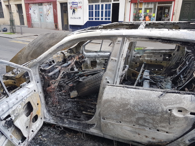 Cette voiture prend feu en plein jour sur la rue Doudeauville.