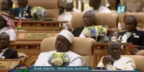 Sommet de Riyad : le président gambien Adama Barrow dort pendant le discours de Donald Trump Sommet de Riyad : le président gambien Adama Barrow dort pendant le discours de Donald Trump