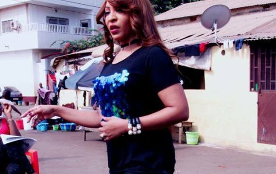 Viviane Ndour très beauté , moulée dans son jeans déchiré Viviane Ndour très beauté , moulée dans son jeans déchiré