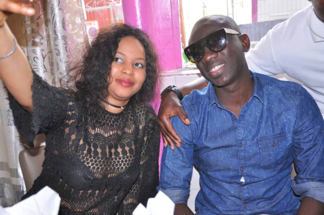 Le chanteur Pape Diouf rend visite au restaurant Daouda Gueye à la rue Myra sur le 18 eme arrondissement à Paris.