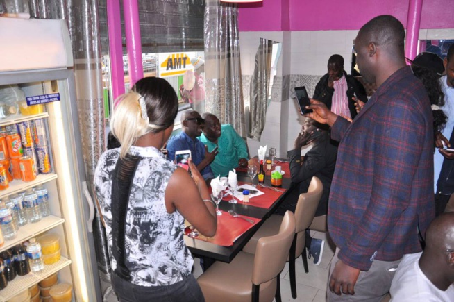 Le chanteur Pape Diouf rend visite au restaurant Daouda Gueye à la rue Myra sur le 18 eme arrondissement à Paris.