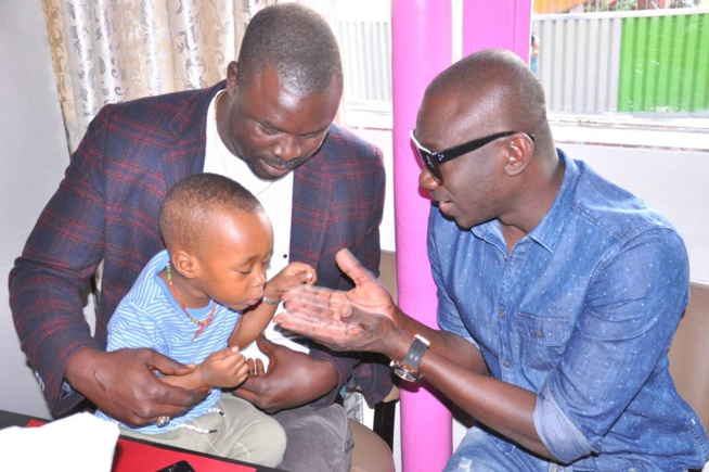 Le chanteur Pape Diouf rend visite au restaurant Daouda Gueye à la rue Myra sur le 18 eme arrondissement à Paris. Le chanteur Pape Diouf rend visite au restaurant Daouda Gueye à la rue Myra sur le 18 eme arrondissement à Paris.