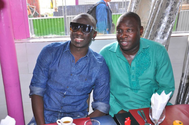 Le chanteur Pape Diouf rend visite au restaurant Daouda Gueye à la rue Myra sur le 18 eme arrondissement à Paris.