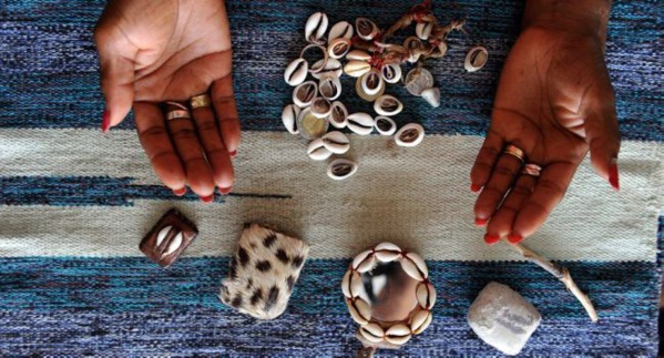 Hobby des jeunes filles pour la voyance et les cauris : Mysticisme ou effet de mode? Hobby des jeunes filles pour la voyance et les cauris : Mysticisme ou effet de mode?