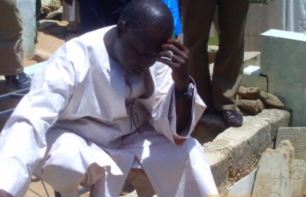Mohamed Dionne se recueille sur les tombes de ses … Mohamed Dionne se recueille sur les tombes de ses …