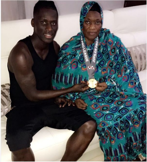 Voici Kara Mbodji et sa maman en toute complicité Voici Kara Mbodji et sa maman en toute complicité