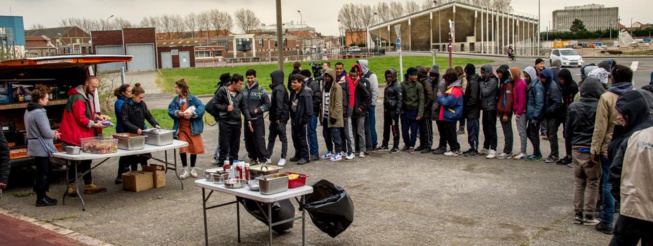 A Calais, la police bloque une distribution de repas aux réfugiés par l'Auberge des migrants A Calais, la police bloque une distribution de repas aux réfugiés par l'Auberge des migrants