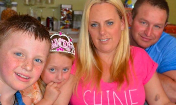 La maman de ces deux enfants sourit avec joie sur cette photo, mais ce qui se cache sous la table est la preuve d'une tragédie ! La maman de ces deux enfants sourit avec joie sur cette photo, mais ce qui se cache sous la table est la preuve d'une tragédie !