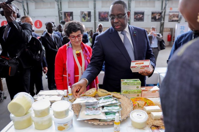 Macky SALL visite le stand du Sénégal aux European Development days Macky SALL visite le stand du Sénégal aux European Development days
