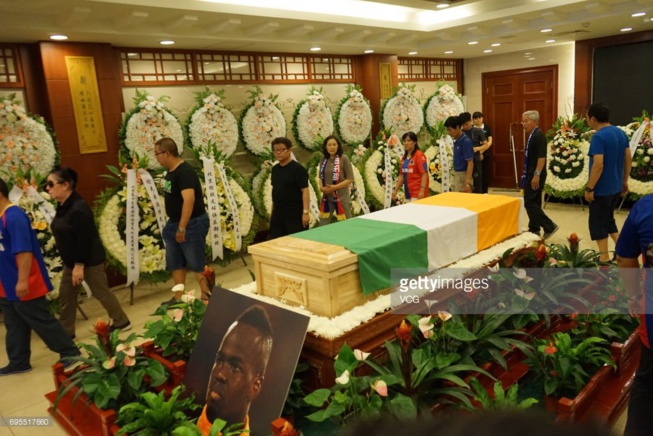 Dernier hommage en Chine à Cheick Tioté avant le transfert de sa dépouille! Tout ce que vous n’avez pas vu en Images, Regardez. Dernier hommage en Chine à Cheick Tioté avant le transfert de sa dépouille! Tout ce que vous n’avez pas vu en Images, Regardez.