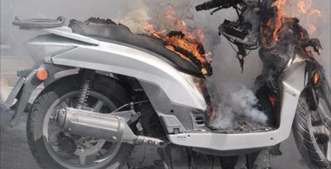 Vidéo – Accident sur la route de Ouakam : Un scooter prend feu