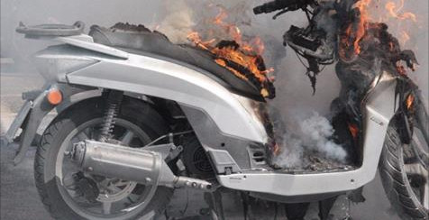 Vidéo – Accident sur la route de Ouakam : Un scooter prend feu Vidéo – Accident sur la route de Ouakam : Un scooter prend feu