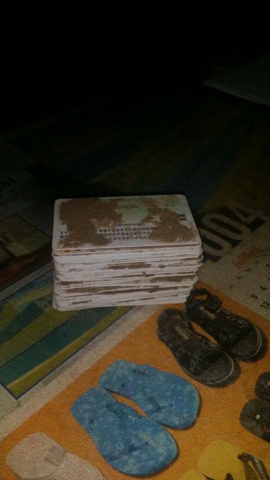 Alerte : Des cartes d’identité biométrique jetées devant la mairie de … Alerte : Des cartes d’identité biométrique jetées devant la mairie de …