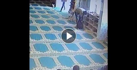 Mosquée Sacré cœur 3 : cet homme filmé en train de voler des chaussures des fidèles en pleine prière !