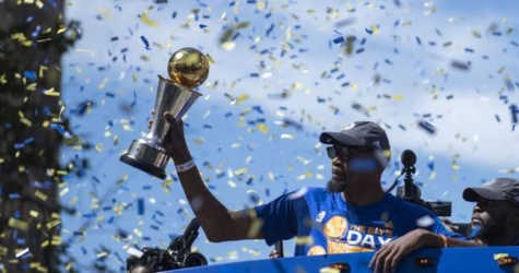 Basket - NBA - Golden State a fêté son titre et s'est bien moqué de LeBron James Basket - NBA - Golden State a fêté son titre et s'est bien moqué de LeBron James