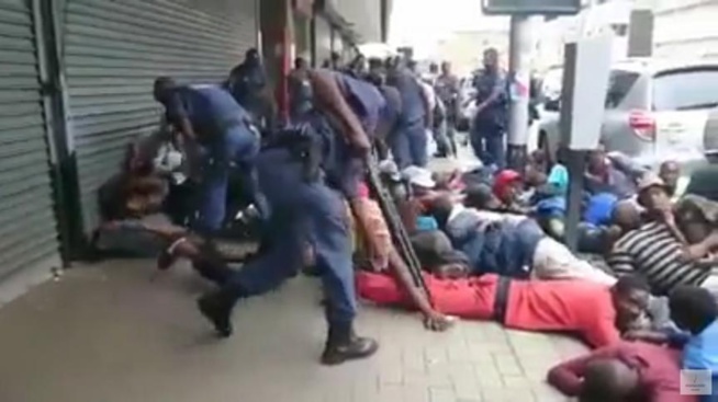 Regardez comment les immigrés africains sont traités à la frontière espagnole Regardez comment les immigrés africains sont traités à la frontière espagnole