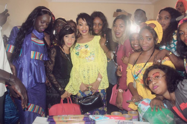 Viviane Chidid et son Fan ClubCoeur Vivi dans le social. Viviane Chidid et son Fan ClubCoeur Vivi dans le social.