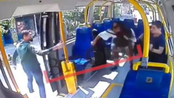 Une jeune femme giflée dans un bus parce qu'elle portait un short en période de ramadan Une jeune femme giflée dans un bus parce qu'elle portait un short en période de ramadan