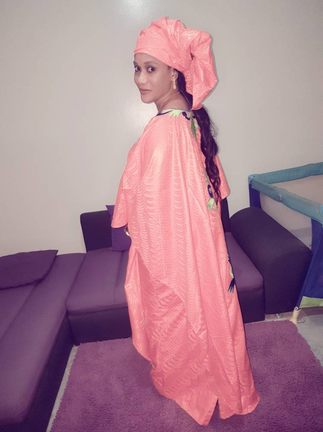 L'âme soeur et douce moitié du chanteur Pape Diouf dans les couleurs de Mame Khoudia Thioune en mode Korité. L'âme soeur et douce moitié du chanteur Pape Diouf dans les couleurs de Mame Khoudia Thioune en mode Korité.