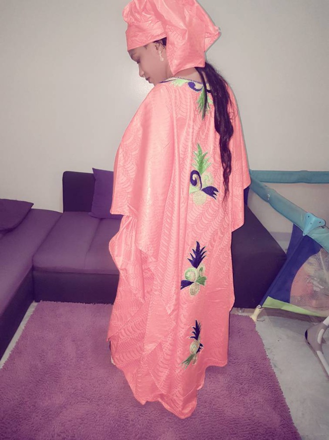 L'âme soeur et douce moitié du chanteur Pape Diouf dans les couleurs de Mame Khoudia Thioune en mode Korité. L'âme soeur et douce moitié du chanteur Pape Diouf dans les couleurs de Mame Khoudia Thioune en mode Korité.