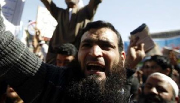 Un kamikaze de Daesh se fait exploser accidentellement lors d'un meeting et tue ses dirigeants ! Un kamikaze de Daesh se fait exploser accidentellement lors d'un meeting et tue ses dirigeants !