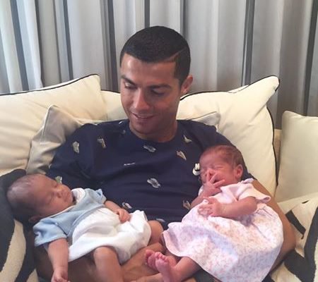 Arrêt sur image: Cristiano Ronaldo s’affiche enfin avec ses jumeaux Arrêt sur image: Cristiano Ronaldo s’affiche enfin avec ses jumeaux