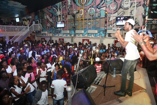 En images, Wally Seck chauffe ses fans au Penc Mi. En images, Wally Seck chauffe ses fans au Penc Mi.