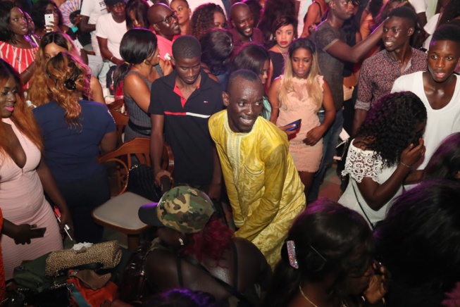 En images, Wally Seck chauffe ses fans au Penc Mi. En images, Wally Seck chauffe ses fans au Penc Mi.