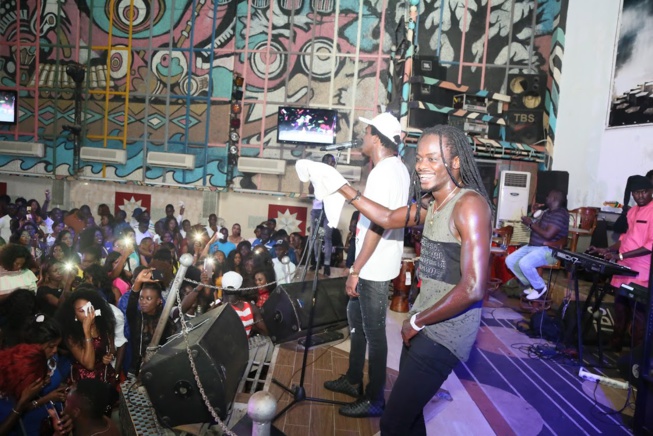 En images, Wally Seck chauffe ses fans au Penc Mi. En images, Wally Seck chauffe ses fans au Penc Mi.